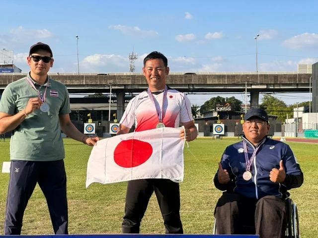 写真：日の丸を掲げる大江選手