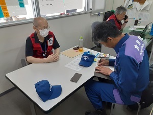 写真：ボランティアセンターでの聞き取り