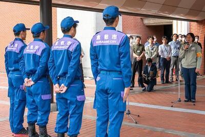 写真：話を聞く隊員4名