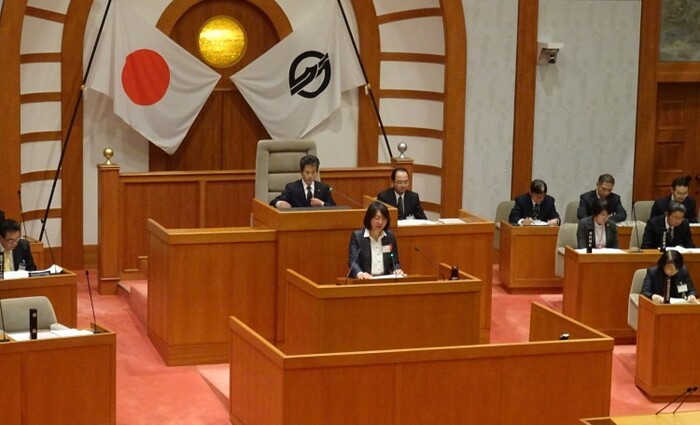 写真：平成27年12月議会における所信表明の様子