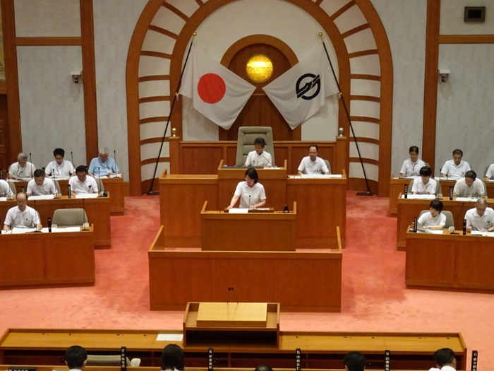 写真：平成27年6月議会における所信表明の様子