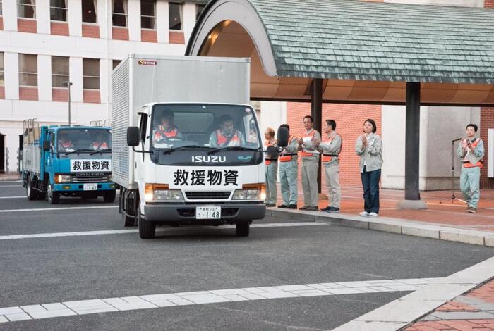 写真:出発見送り