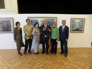 写真:書画展 作品の前で