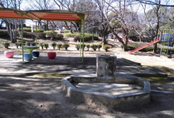写真:向山公園 手洗場・休憩所・遊具広場