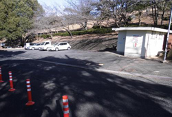 写真:東側園地出入口横