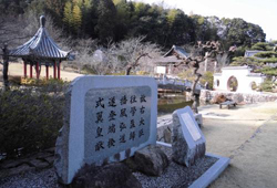 写真:中の池と六角亭