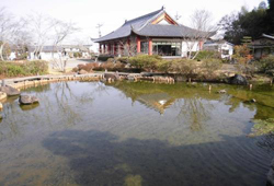 写真:池とまきび記念館