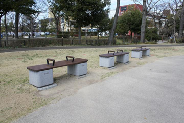 写真：防災ベンチと防災トイレ