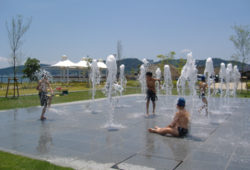 写真:噴水水遊び状況