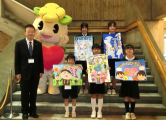 写真：人権ポスター表彰式