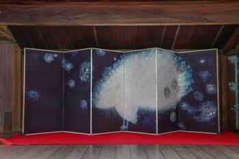 写真：阿智神社能舞台に飾られている作品「無心」