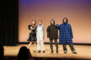 写真：ファッションショーの様子、カジュアルなど