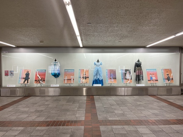 写真：倉敷駅西ビルの地下道アートギャラリーでの展示の様子