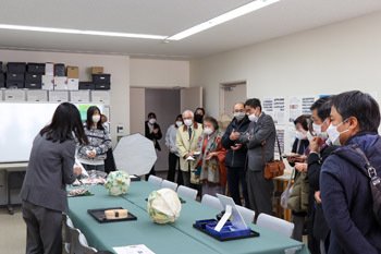 写真：学生による発表、パネル・良寛椿弁当展示の様子2