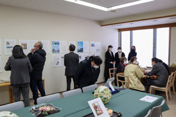 写真：学生による発表、パネル・良寛椿弁当展示の様子4