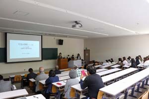 写真：学生による発表・パネル展示の様子1