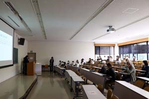 写真：学生による発表・パネル展示の様子2