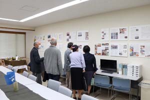 写真：学生による発表・パネル展示の様子3