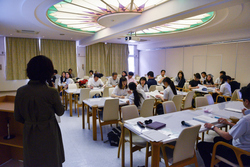 写真：司会進行する水島港まつり運営委員会スタッフ
