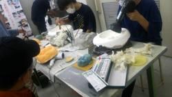 写真：和紙剥がし・色塗りの様子6