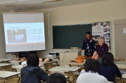 写真：素隠居保存会の大賀顧問の講義の様子