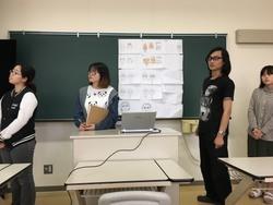 写真：寿老人コンセプトへのアドバイスを聞く学生