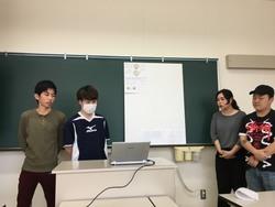 写真：大笑いコンセプトの説明をする学生