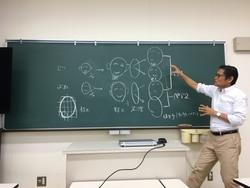写真：今後の進め方を説明する先生