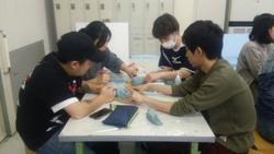 写真：相談しながら型を作る学生