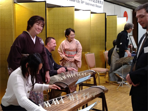 写真：お琴体験中