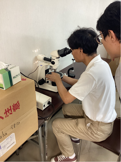 銅鉱石を偏光反射顕微鏡で観察する様子