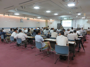 写真：熱心に耳を傾け，話し合う参加者の皆さん