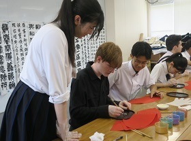 写真:習字体験の様子