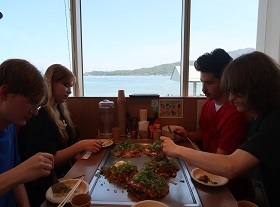 写真:お好み焼きの様子