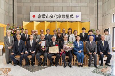 金盛秀禎様とその関係者の方との記念写真