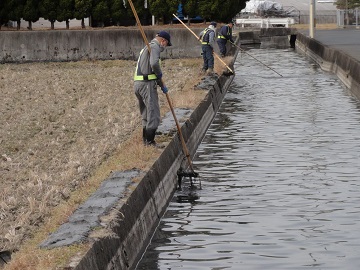写真：用水路清掃活動の様子1