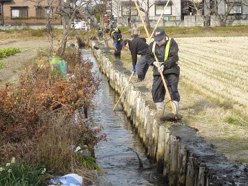 写真:泥上げ作業1