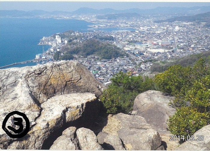 写真:山頂の巨石の上から見た風景