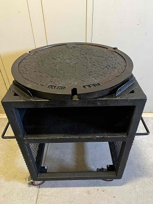 写真：マンホール蓋鉄板焼器具1