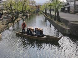 写真:美観地区にて川舟体験