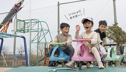 写真：児童館で遊ぶ子どもたち