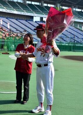 2013年11月 東北楽天ゴールデンイーグルス日本一達成後、秋季キャンプ、倉敷マスカットスタジアムで伊東香織市長から花束を受け取った星野仙一監督
