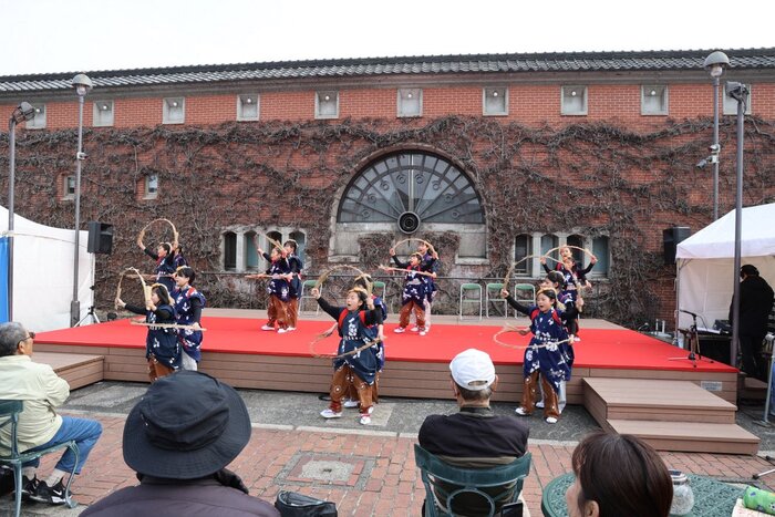 画像：子ども素隠居による南京玉すだれ