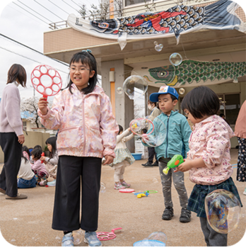 シャボン玉で遊ぶ子ども