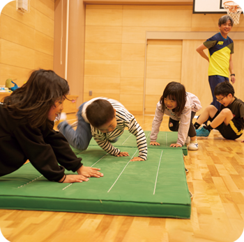 運動遊ぶをする子ども