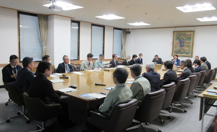 会議で発言する伊東市長の写真