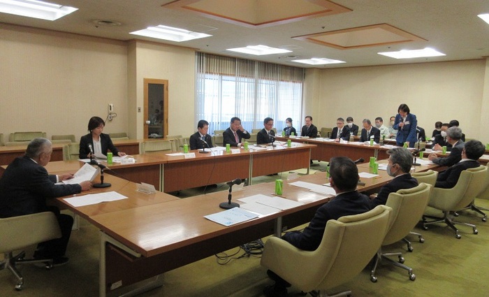 西部清掃施設組合3月定例議会で発言する伊東市長の写真