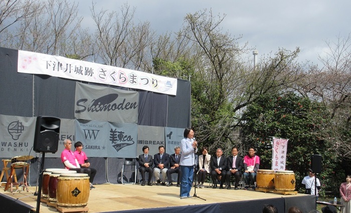ステージで挨拶をする伊東市長の写真
