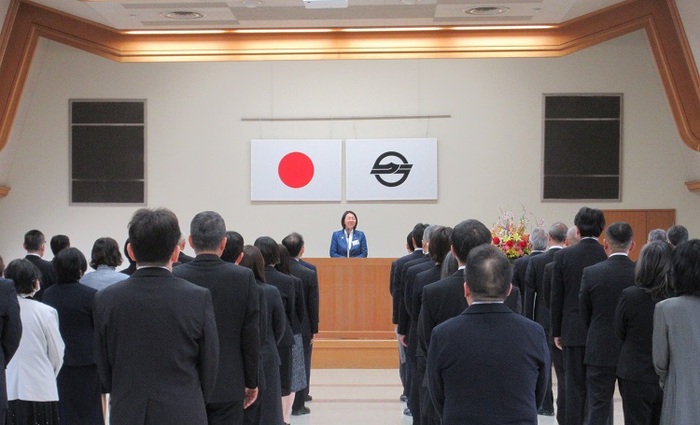 ステージで挨拶をする伊東市長の写真
