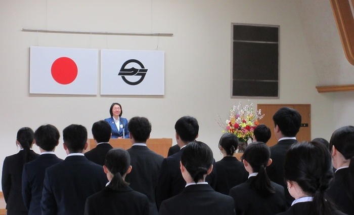 例：ステージで挨拶をする伊東市長の写真
